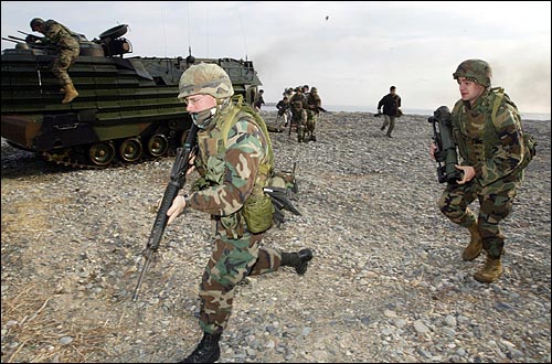 국방부가 지난 1일 공개한 '미래 지휘구조개편안'에 따르면 연합사 해체 이후 새로 창설되는 '연합전구사령부'의 사령관은 한국군 합참의장(대장)이 맡고 부사령관은 주한미군사령관(대장)이 맡게 된다. 사진은 지난 2003년 3월 21일 경북 포항 해변에 도착한 미 해병대원들이 상륙작전을 펼치고 있는 모습.